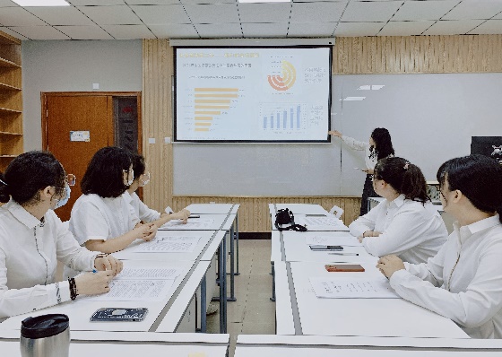 图片包含 室内, 人, 女人, 桌子描述已自动生成