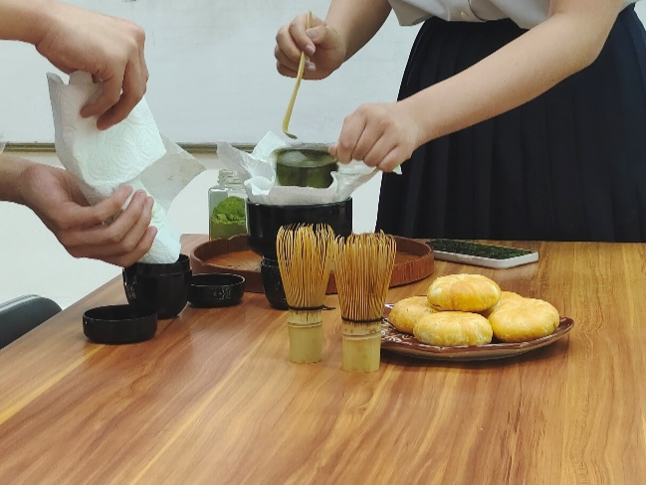 女人在切桌子上的食物中度可信度描述已自动生成